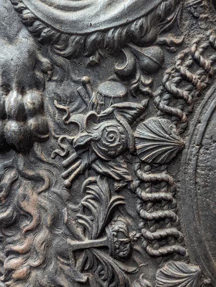 Plaque de cheminée aux armes de France, avec une tête d'Apollon et la dépouille d'un lion-8