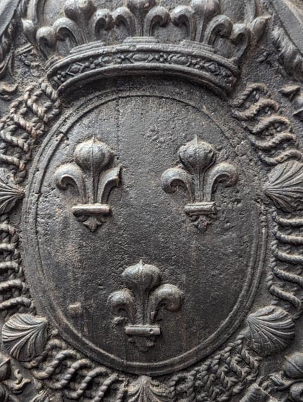Plaque de cheminée aux armes de France, avec une tête d'Apollon et la dépouille d'un lion-9