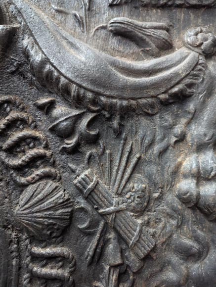 Plaque de cheminée aux armes de France, avec une tête d'Apollon et la dépouille d'un lion-11