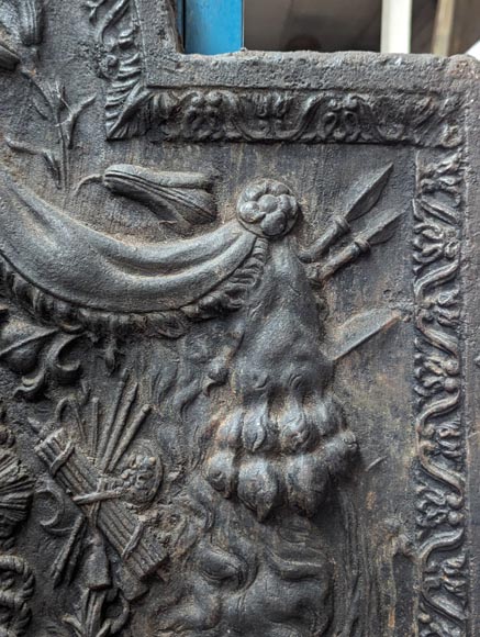Plaque de cheminée aux armes de France, avec une tête d'Apollon et la dépouille d'un lion-12
