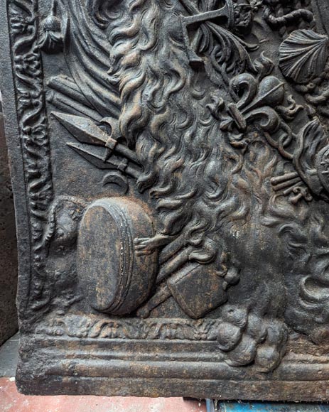 Plaque de cheminée aux armes de France, avec une tête d'Apollon et la dépouille d'un lion-13