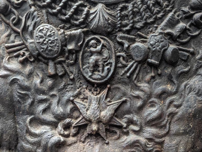 Plaque de cheminée aux armes de France, avec une tête d'Apollon et la dépouille d'un lion-14
