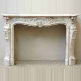 Cheminée ancienne de style Louis XV à coquille et feuille d'acanthe
