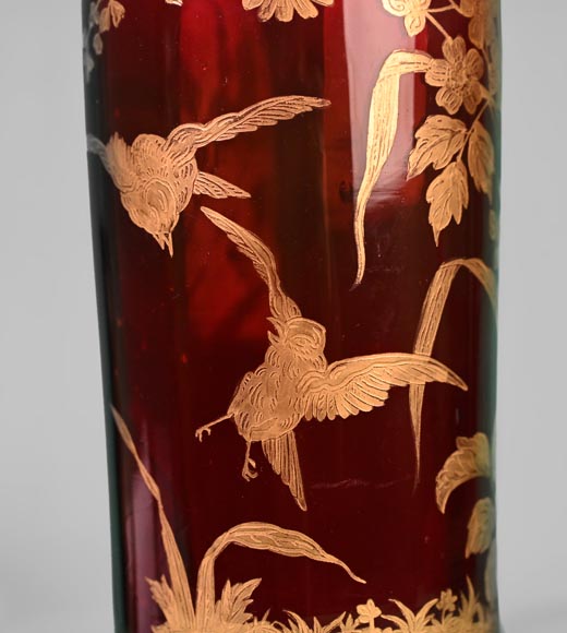 BACCARA (attribué à) - Vase en cristal rouge aux fleurs et aux pinsons, vers 1880-3