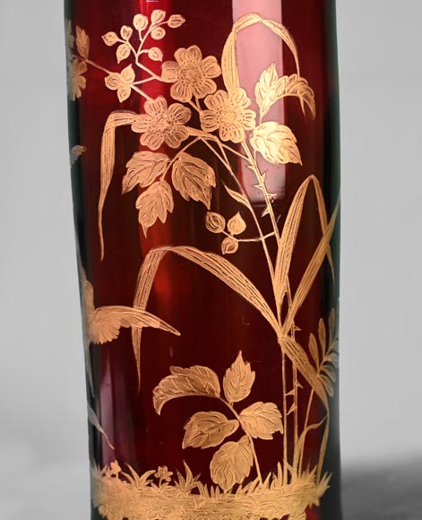 BACCARA (attribué à) - Vase en cristal rouge aux fleurs et aux pinsons, vers 1880-5