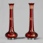 BACCARAT - Paire de vases de forme bouteille perse rubis, vers 1880