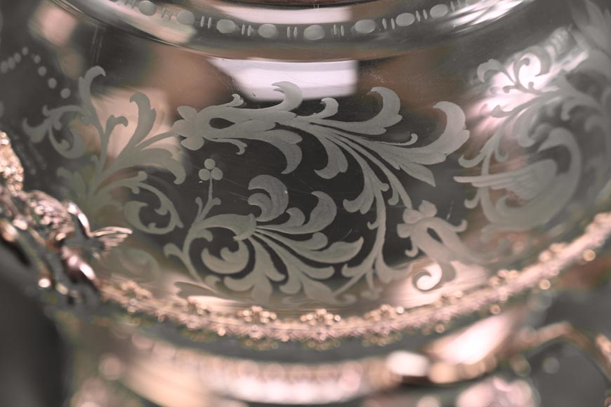 Grand vase couvert de style Napoléon III en cristal gravé et argent massif-7