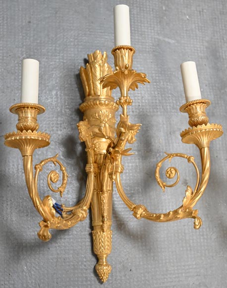 Paire d'appliques de style Louis XVI en bronze doré en forme de carquois-1