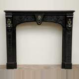 Cheminée à bronzes en marbre noir gravé de motifs