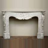 Cheminée ancienne en marbre blanc de style Louis XV d'Italie