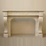 Cheminée à enroulements en marbre blanc de 1830