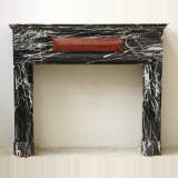 Cheminée en marbre noir marquina avec incrustation de marbre rouge 