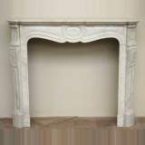 Cheminée ancienne Pompadour en marbre de Carrare