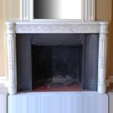 Cheminée ancienne d'époque Louis XVI en marbre blanc à colonnes en pilastre