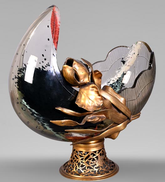 D'après l'Escalier de CRISTAL, François-Eugène ROUSSEAU et Ernest LÉVEILLÉ, vase Japonesque en verre polychrome ceint d'un iris en bronze doré D'après l'Escalier de CRISTAL, François-Eugène ROUSSEAU et Ernest LÉVEILLÉ, vase Japonesque en verre polychrome ceint d'un iris en bronze doré-1