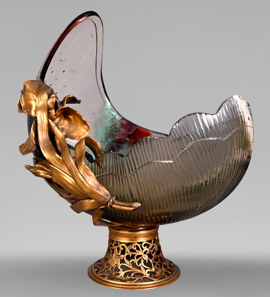 D'après l'Escalier de CRISTAL, François-Eugène ROUSSEAU et Ernest LÉVEILLÉ, vase Japonesque en verre polychrome ceint d'un iris en bronze doré D'après l'Escalier de CRISTAL, François-Eugène ROUSSEAU et Ernest LÉVEILLÉ, vase Japonesque en verre polychrome ceint d'un iris en bronze doré-3