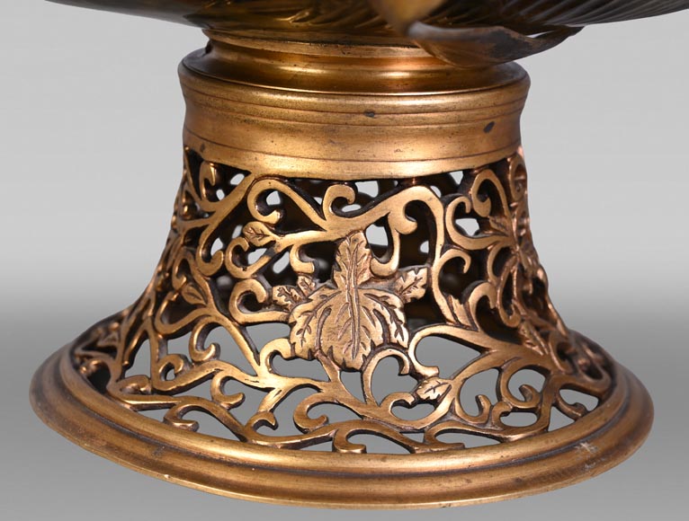D'après l'Escalier de CRISTAL, François-Eugène ROUSSEAU et Ernest LÉVEILLÉ, vase Japonesque en verre polychrome ceint d'un iris en bronze doré D'après l'Escalier de CRISTAL, François-Eugène ROUSSEAU et Ernest LÉVEILLÉ, vase Japonesque en verre polychrome ceint d'un iris en bronze doré-10