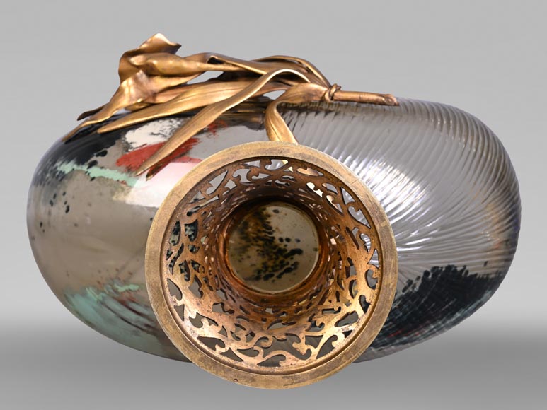 D'après l'Escalier de CRISTAL, François-Eugène ROUSSEAU et Ernest LÉVEILLÉ, vase Japonesque en verre polychrome ceint d'un iris en bronze doré D'après l'Escalier de CRISTAL, François-Eugène ROUSSEAU et Ernest LÉVEILLÉ, vase Japonesque en verre polychrome ceint d'un iris en bronze doré-11
