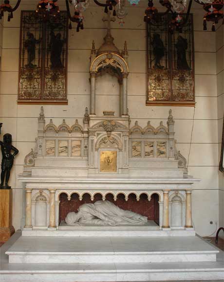 Church_altar_from_the_19th_century.jpg