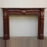 Cheminée ancienne de style Louis XV en marbre Rouge Griotte