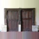 Paires de portes en bois d'époque gothique avec leur encadrement