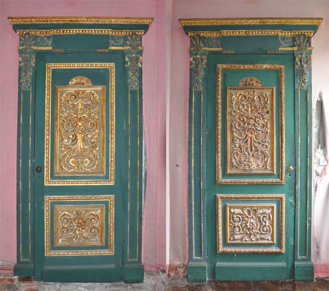 Paire de portes vertes à décor de panneaux de bois sculpté et doré-0