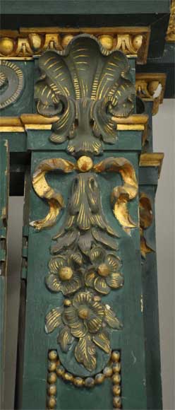 Paire de portes vertes à décor de panneaux de bois sculpté et doré-4