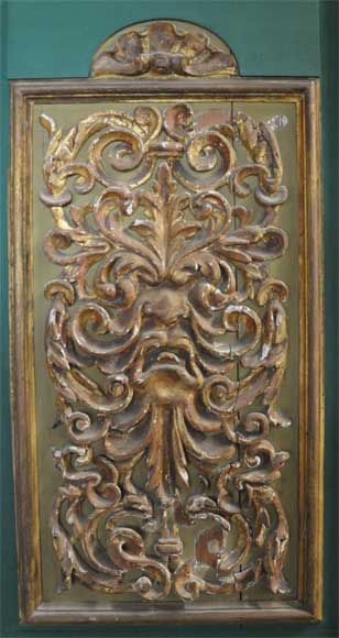 Paire de portes vertes à décor de panneaux de bois sculpté et doré-5