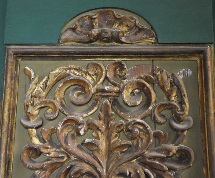 Paire de portes vertes à décor de panneaux de bois sculpté et doré-6