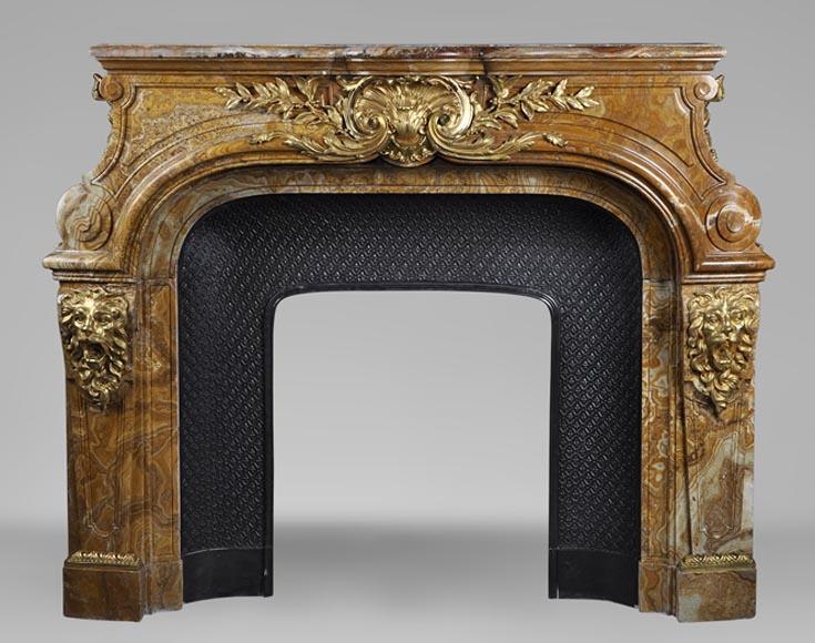 Extraordinary antique Louis XIV style fireplace with lions heads in Alabastro di Busca and gilded bronze_fr
