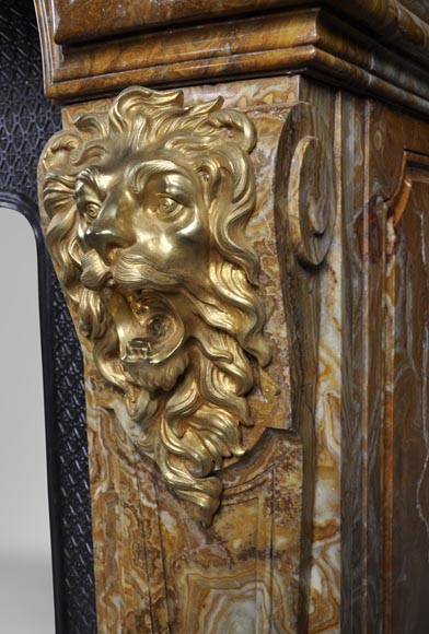 Extraordinary antique Louis XIV style fireplace with lions heads in Alabastro di Busca and gilded bronze_fr
