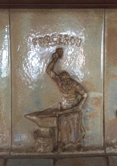Belle cheminée Art Nouveau en céramique et noyer par Charles Gréber avec frise de travailleurs-5