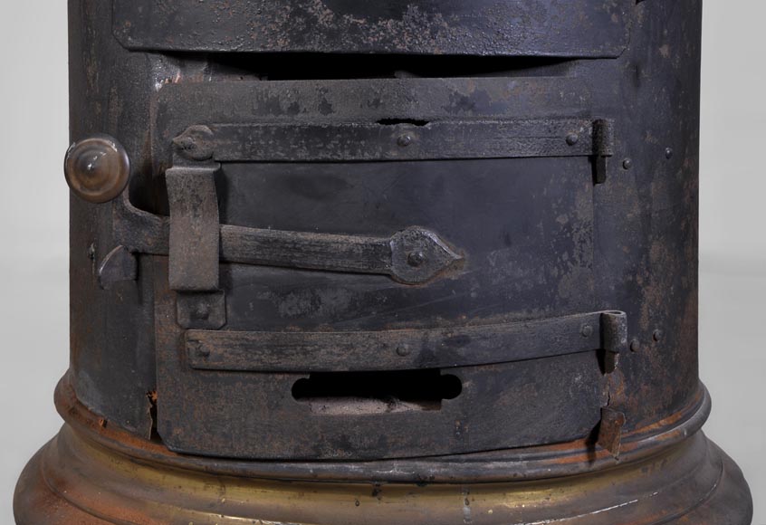 Poêle ancien en fonte de fer et laiton de forme ovale Grèsfonte