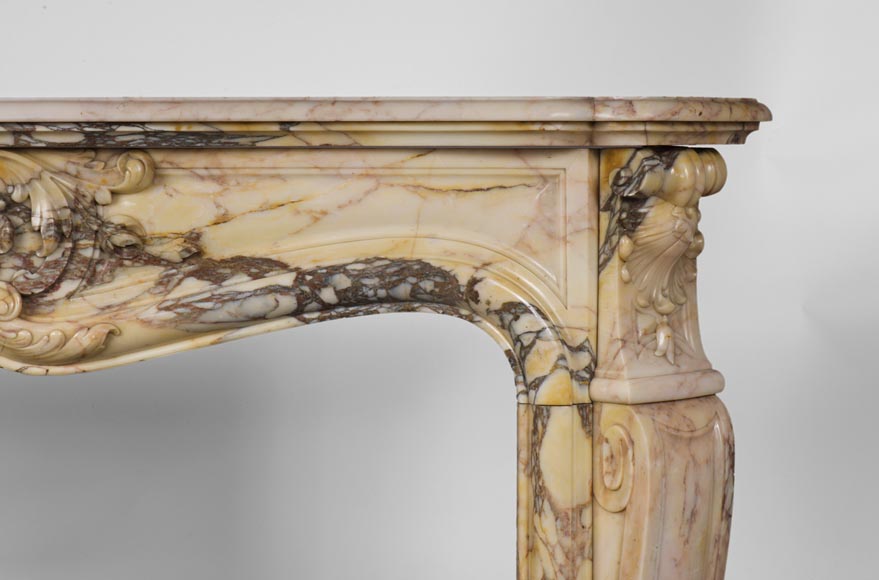 Cheminée ancienne à trois coquilles de style Louis XV en marbre Breccia Nuvolata-7