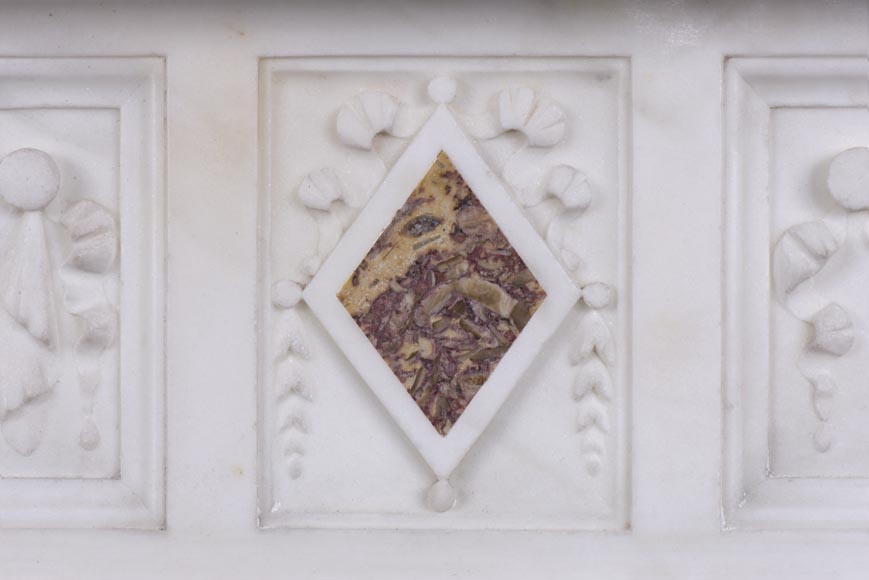 Très belle cheminée ancienne de style Victorien en marbre Statuaire de Carrare et Brocatelle violette de la fin XIXe siècle, avec cannelures, guirlandes et losanges-3