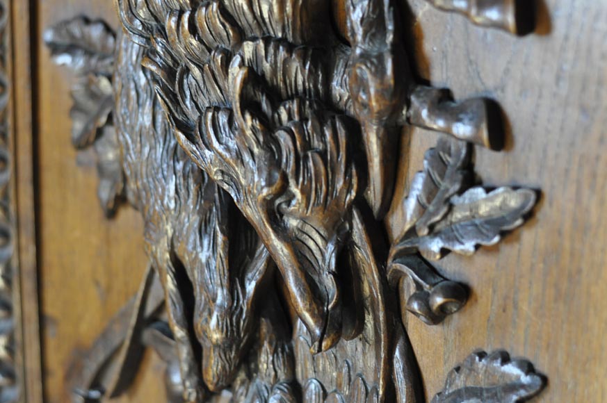 Grande pièce de boiserie ancienne en chêne sculpté à décor de trophées de chasse et natures mortes-12