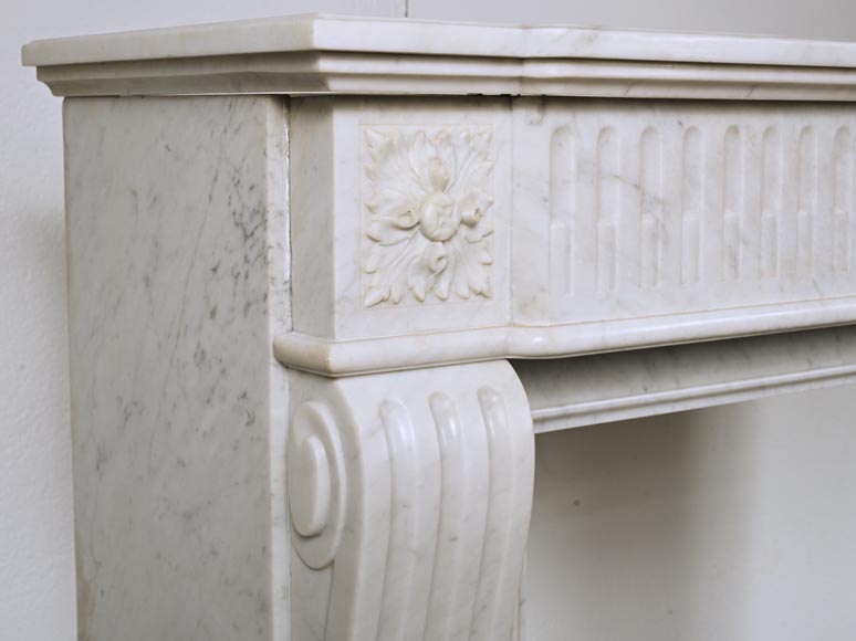 Cheminée de style Louis XVI à rudentures sculptée en marbre de Carrare-3