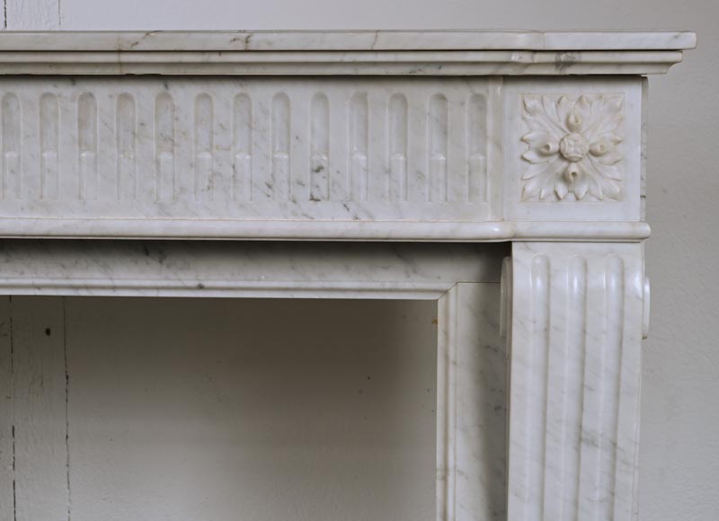Cheminée de style Louis XVI à rudentures sculptée en marbre de Carrare-8