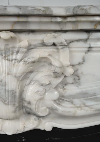 Cheminée de style Régence à enroulement sculptée en marbre Arabescato-2