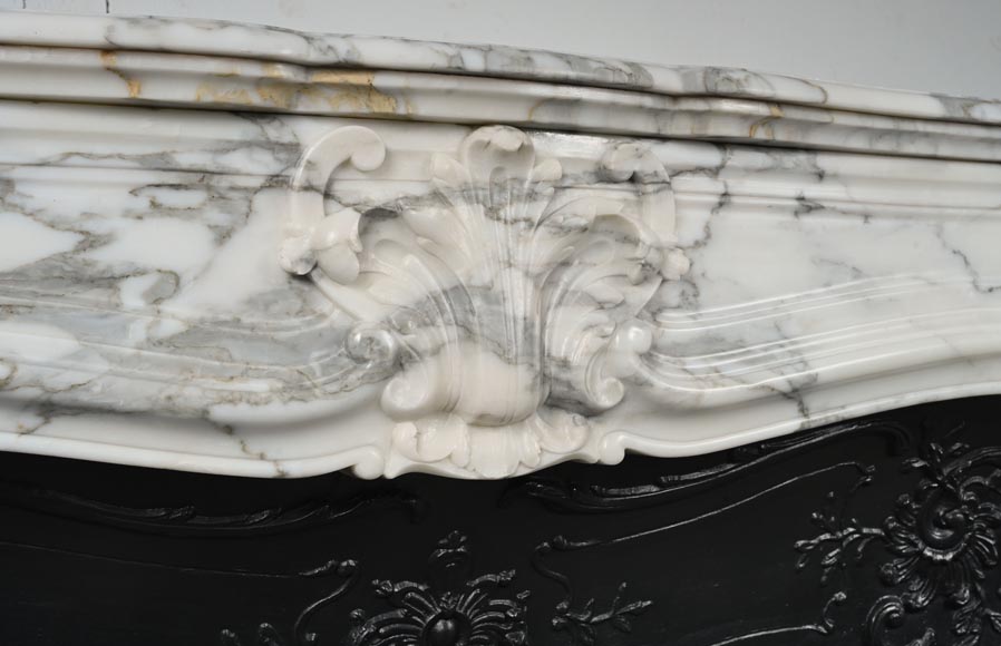 Cheminée de style Régence à enroulement sculptée en marbre Arabescato-3
