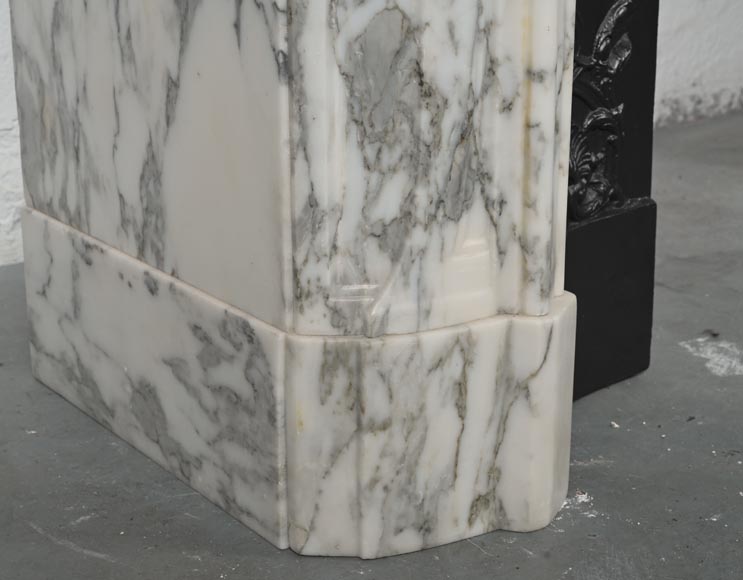 Cheminée de style Régence à enroulement sculptée en marbre Arabescato-6