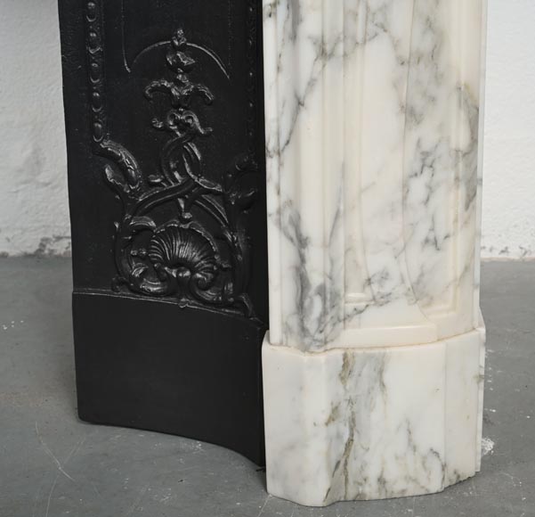Cheminée de style Régence à enroulement sculptée en marbre Arabescato-9