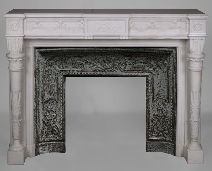 Cheminée de style Louis XVI en marbre de Carrare statuaire aux colonnes détachées en carquois-0