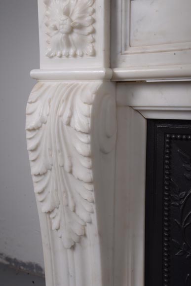 Cheminée de style Louis XVI ornée de feuilles d'acanthe sculptées, en marbre statuaire-7