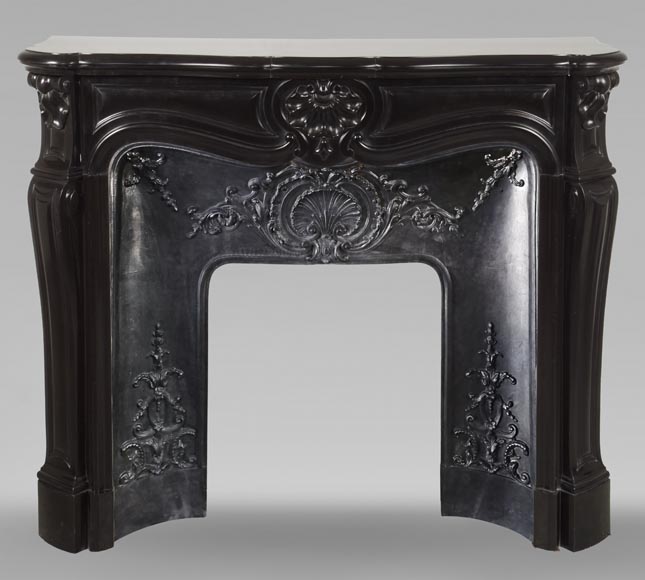 Cheminée de style Louis XV à trois coquilles en marbre noir fin-0
