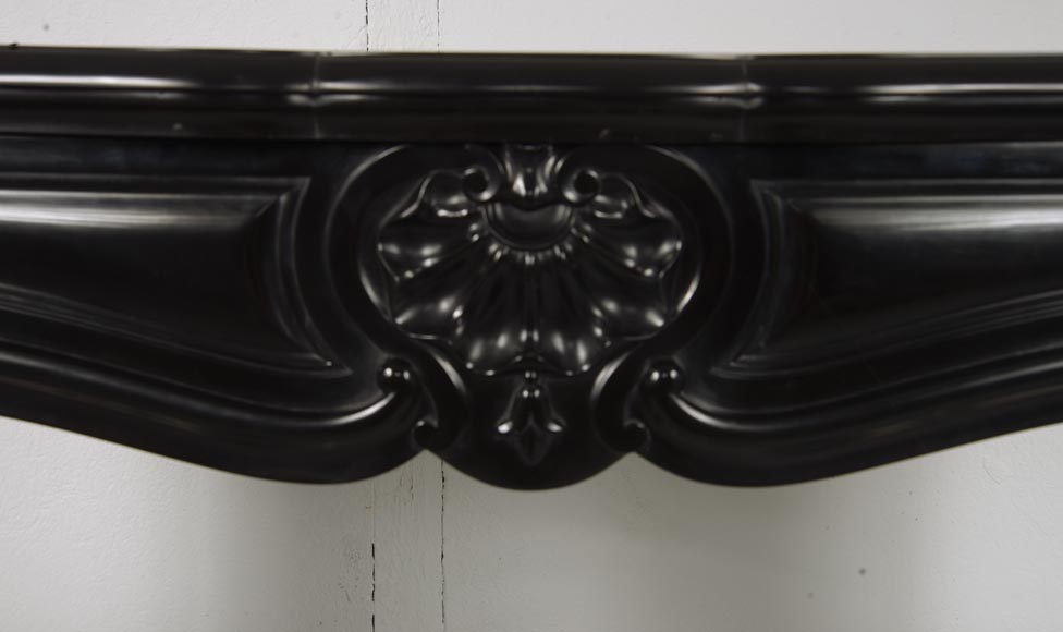 Cheminée de style Louis XV à trois coquilles en marbre noir fin-1