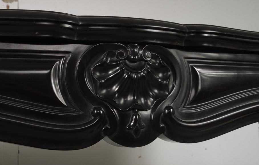 Cheminée de style Louis XV à trois coquilles en marbre noir fin-2