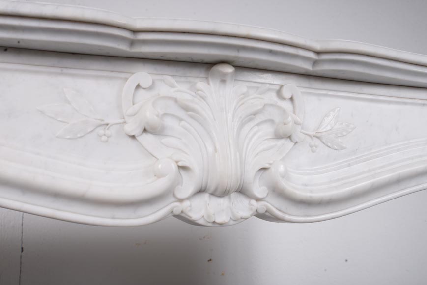Cheminée de style Louis XV ornée d'une palmette, marbre de Carrare-2