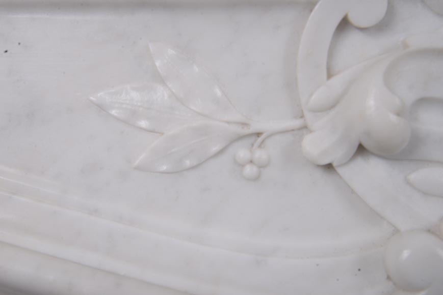 Cheminée de style Louis XV ornée d'une palmette, marbre de Carrare-3