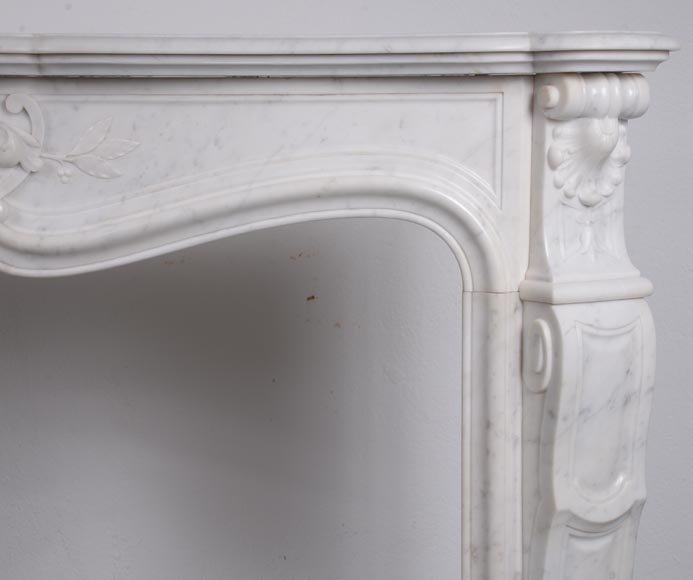 Cheminée de style Louis XV ornée d'une palmette, marbre de Carrare-8